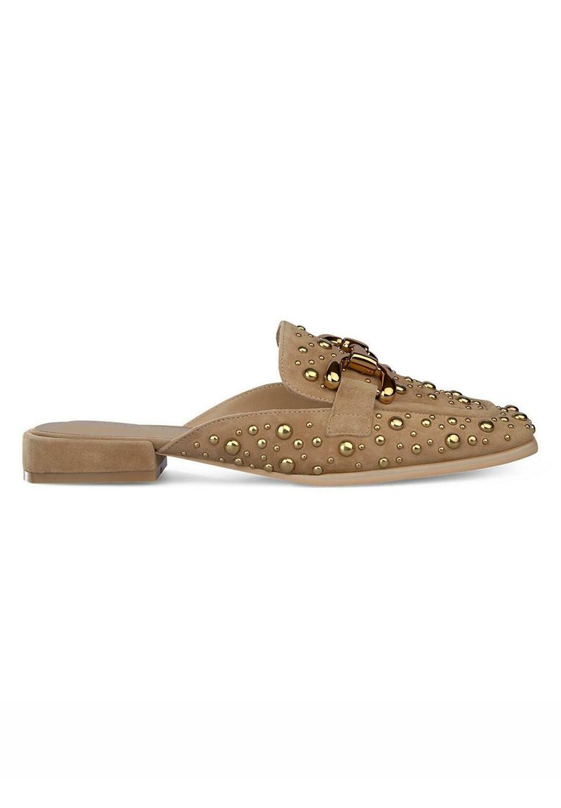Scarpa slide in suede tan con punta arrotondata, tacco piatto, decorata con borchie dorate e una grande fibbia decorativa sulla parte superiore.