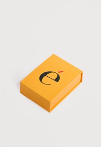 Boîte rectangulaire orange avec une lettre "e" stylisée en noir et un petit accent rouge sur le dessus, sur un fond blanc uni.