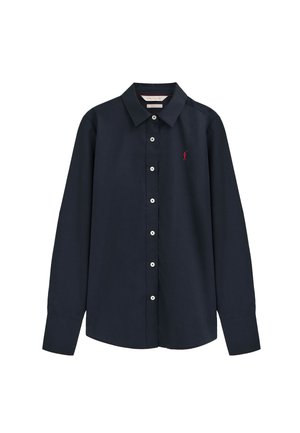 Camicia slim fit blu navy con bottoni, maniche lunghe, colletto a punta e piccolo logo rosso ricamato sul petto sinistro.