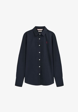 Camisa entallada azul marino con botones, manga larga, cuello puntiagudo y pequeño logo rojo bordado en el pecho izquierdo.