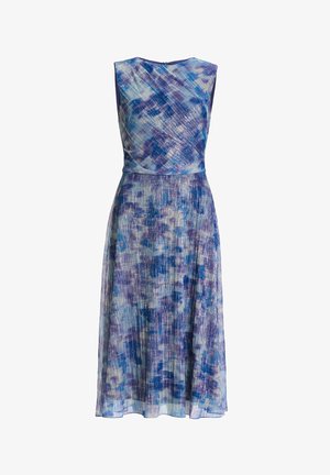 Flared ærmeløs kjole i mønstret blå og lilla stof med plisseret tekstur, knælang med en tætsiddende talje for en veldefineret silhuet.