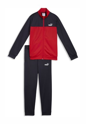 Rød og sort Puma træningsdragt med lynlåstrøje og matchende bukser, med Puma-logoer på bryst og venstre lår.