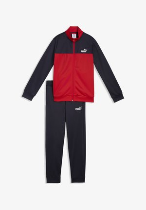 Survêtement Puma rouge et noir avec veste zippée et pantalon assorti, arborant les logos Puma sur la poitrine et la cuisse gauche.