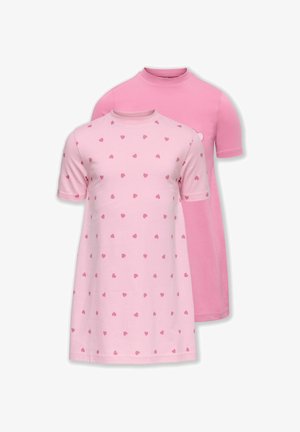 Set di vestiti in cotone rosa che include due stili: uno con piccoli motivi a cuori rosa e l'altro in rosa uniforme, entrambi con maniche corte e colletto a girocollo.