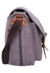Borsa a tracolla in tela grigia con accenti in pelle marrone, una tracolla regolabile e un compartimento con zip sul lato. Superficie texturizzata.