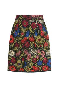 Rok met bloemenpatroon op een zwarte achtergrond, met kleurrijke bloemen in rood, blauw, roze en groen, voorzien van een aansluitende tailleband en een A-lijn vorm.
