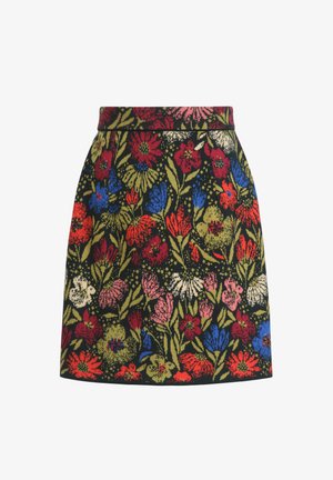 Sukňa s kvetinovým vzorom s čiernym pozadím, farebnými kvetmi v červenej, modrej, ružovej a zelenej farbe, so priliehavým pásom a tvarom do A.