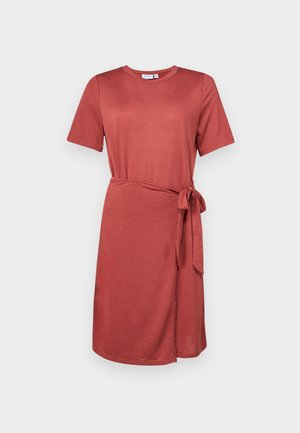 Rochie de culoare ruginită confecționată dintr-un material moale, care are mâneci scurte, decolteu rotund, un cordon la talie și un design până la genunchi.