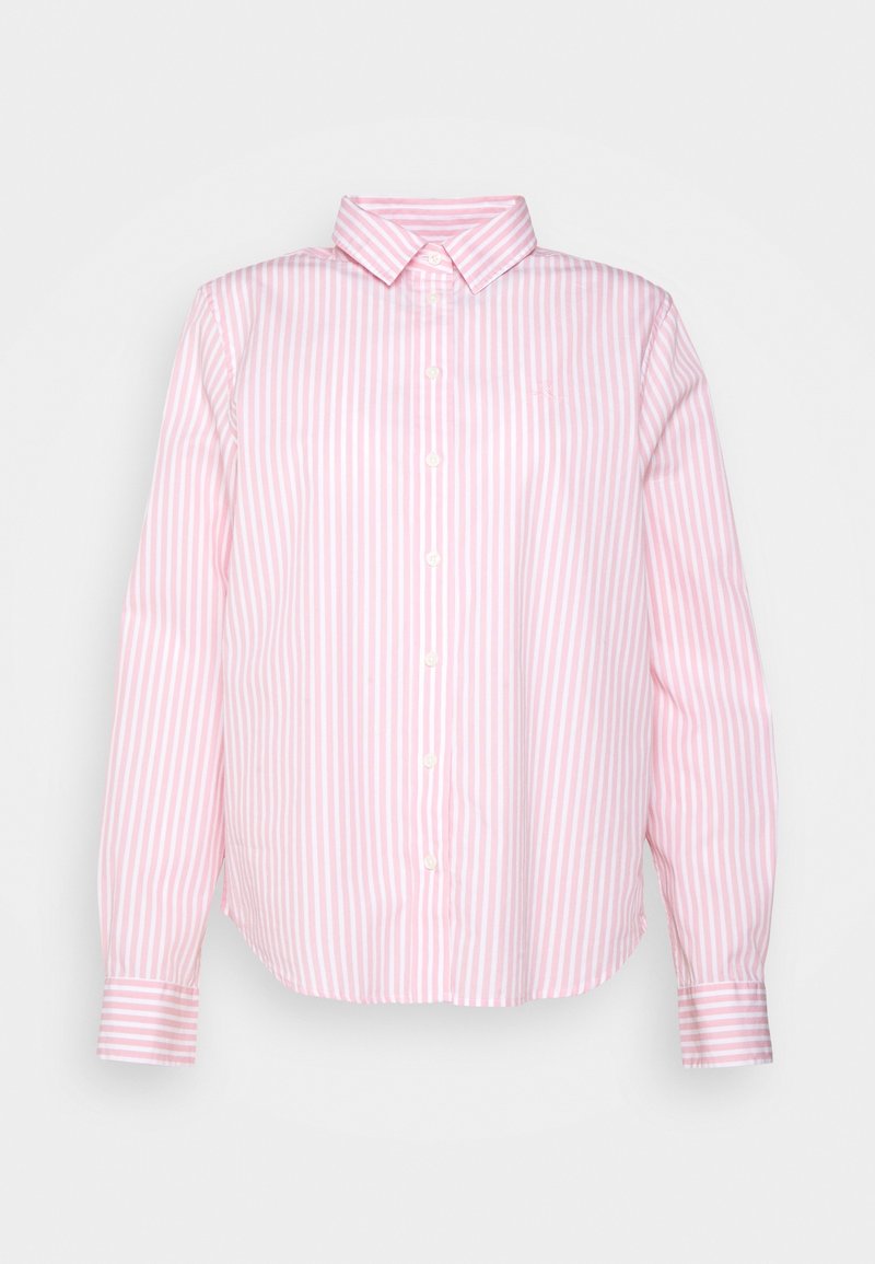 Růžovo-bílá pruhovaná košile se zapínáním na knoflíky, klasickým límečkem, dlouhými rukávy a volným střihem; materiál působí hladce a lehce.