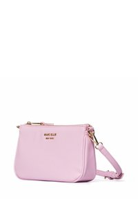 Borsa a mano in pelle sintetica rosa con una finitura testurizzata, hardware dorato, chiusura con zip e tracolla regolabile. Presenta il logo del marchio sul fronte.