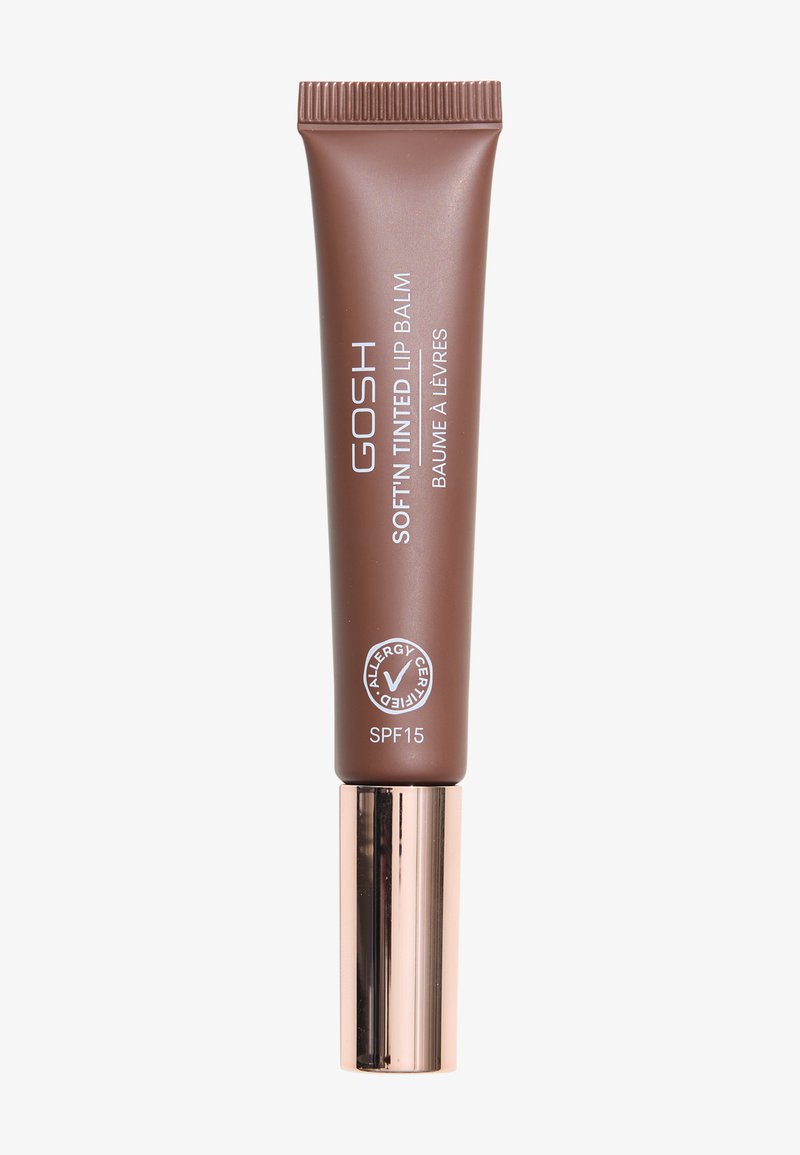 Brun tub med en texturerad kork, märkt "GOSH Soft'n Tinted Lip Balm." Har SPF 15 och en symbol för allergicertifiering.