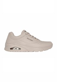 Beige Sport Schuhe mit einem glatten synthetischen Obermaterial, Schnürdesign und luftgepolstertem Sichtboden. Perforierte Details an den Seiten.