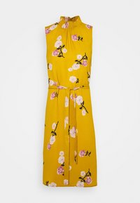 Robe fleurie jaune avec un col haut plissé, manches courtes, ceinture à la taille, et tissu à motif de fleurs roses.