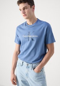 Calvin Klein Jeans HERO MONOGRAM TEE - Camiseta estampada - blue horizon