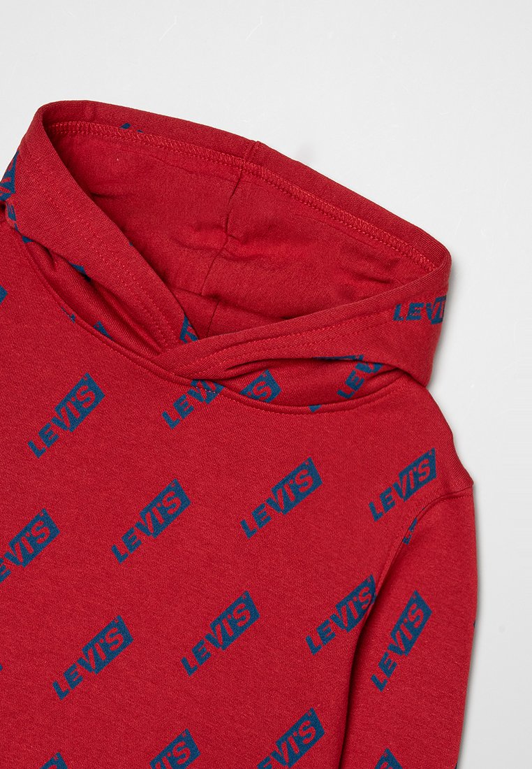 Felpa rossa con cappuccio caratterizzata da un motivo blu a ripetizione con il logo "LEVI'S". Tessuto morbido con un design casual, inclusi cappuccio e cuciture a vista.