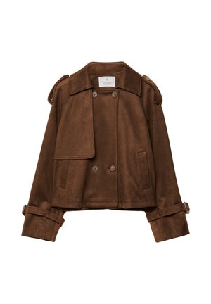 Veste courte en suède marron avec des boutons double boutonnage, des épaulettes et des bretelles sur les manches. Elle présente des poches avant à rabat et un col cranté.