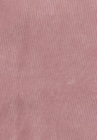 Rosa Cord-Stoff mit vertikalen Rillen. Die Textur wirkt weich mit einem leichten Glanz und eignet sich für verschiedene Textilanwendungen.