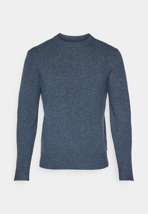 Maglione a girocollo blu lavorato a maglia con maniche lunghe, polsini e orlo a costina, esposto su uno sfondo bianco.