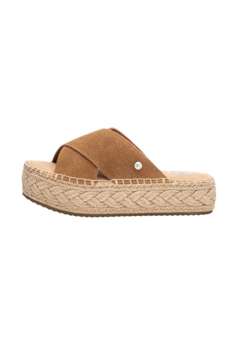Sanda l de ante marrón con tiras cruzadas, suela de plataforma de yute trenzado y una planta plana y texturizada. Diseño elegante y casual.