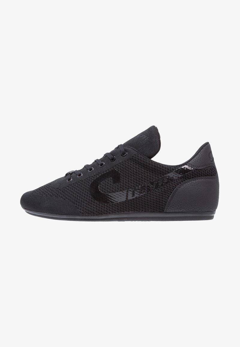 Baskets basses noires avec dessus en mesh, lacets noirs et détail subtil de marque sur le côté et le talon, vues de profil.