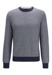 Pull en tricot aux tons bleu marine et bleu clair, présentant un motif texturé, des manches longues, ainsi qu'un col rond et des poignets côtelés.