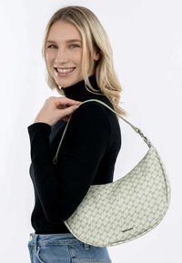 Borsa hobo di colore verde chiaro con un motivo geometrico, caratterizzata da una forma curva e una sola tracolla regolabile. Texture morbida e senza componenti metallici visibili.