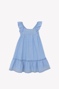 Lys blå chambray-kjole med broderte soler og palmer, volanger på stroppene, og en lagdelt skjørt med blonder detaljer ved kanten.