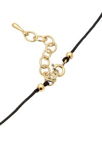 Bracciale in metallo dorato con anelli circolari, corda nera intrecciata e un gancio. Presenta piccole perline dorate e un design texturizzato.