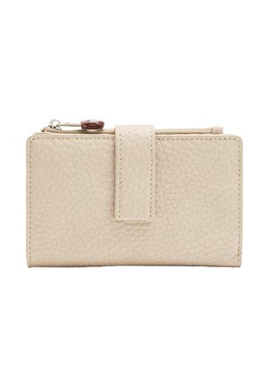 Beżowy portfel skórzany o fakturowanym wykończeniu, z zamknięciem na klapę z przodu oraz kieszenią na zamek u góry z ozdobnym uchwytem.
