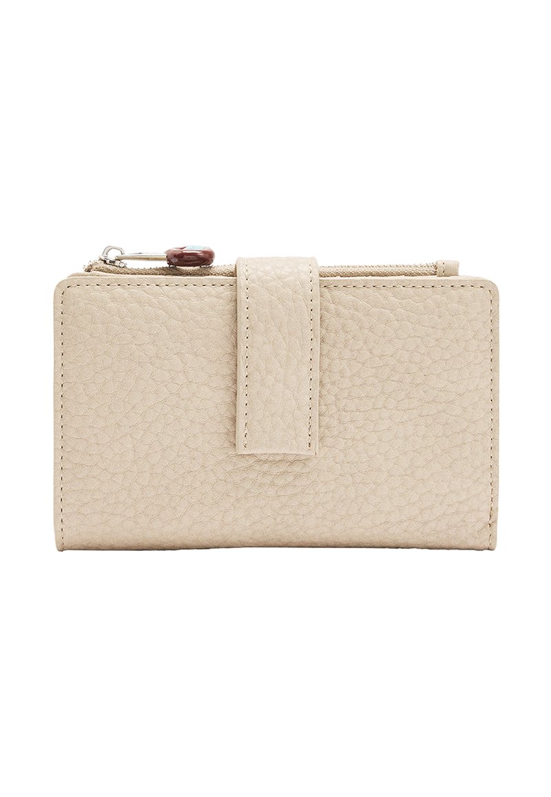 Beżowy portfel skórzany o fakturowanym wykończeniu, z zamknięciem na klapę z przodu oraz kieszenią na zamek u góry z ozdobnym uchwytem.