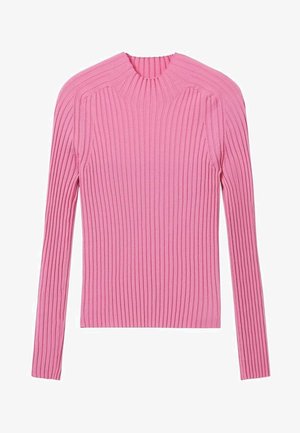 Veste en denim bleu et shorts, tous deux ornés de broderies florales. Haut en coton rose à côtes en dessous. Tongs noires, tenue décontractée, ourlet effiloché sur les shorts.