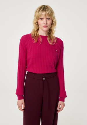 Fuchsia-Farbenes, kabelgestricktes Sweatshirt mit langen Ärmeln, gerippten Bündchen und einem kleinen Logo-Akzent. Kombiniert mit hochtaillierten burgunderfarbenen Hosen mit herzförmigem Detail.