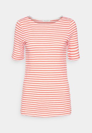 Damesshirt met korte mouwen en een ronde hals met horizontale koraalkleurige en witte strepen op een effen achtergrond.