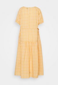 Robe midi à manches courtes en vichy jaune et blanc avec jupe froncée et détails noués sur les côtés, vue de dos sur un fond uni.