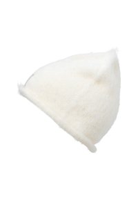 Hvid strikket beanie med let skævt look, lavet af blødt, fluffy materiale. Har en rund top og en diskret kantdetalje.