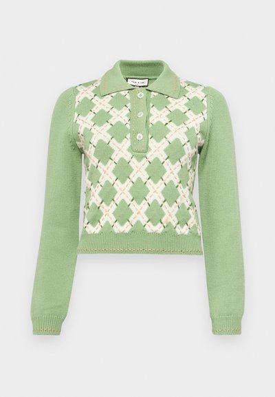 Világos zöld kötött pulóver, fehér gyémántmintával és narancssárga díszítéssel. Galléros nyakkivágással és három gombos záródással rendelkezik.