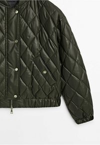 Ciemnozielona pikowana kurtka o kroju krótkim. Posiada zatrzaski, zamek błyskawiczny na dół oraz boczną kieszeń. Gładka, błyszcząca tekstura materiału.