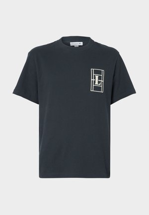 T-shirt blu navy a maniche corte con scollo rotondo e logo rettangolare bianco con la lettera "L" sul petto a sinistra.