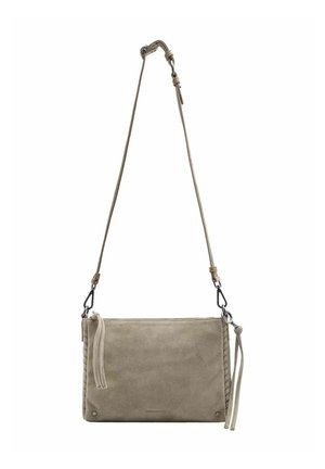 Sac bandoulière en daim beige avec sangle réglable, fermeture éclair et accents de pompons sur fond blanc.