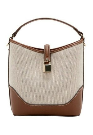 Bolso beige texturizado con ribete de cuero marrón, asa superior y cierre frontal con candado dorado.