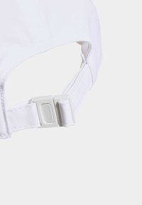 Berretto da baseball bianco con una fascia regolabile texturizzata e una fibbia di plastica per la regolazione della taglia. Dettagli cuciti visibili sul tessuto.