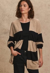 Next REGULAR FIT - Cardigan - black and camel brown stripe