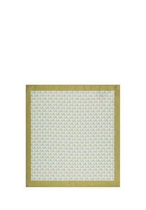 Kwadratowa jedwabna chusta o jasnokremowym tle, zdobiona delikatnym niebieskim kwiatowym wzorem, otoczona jednolitą oliwkowozieloną krawędzią.