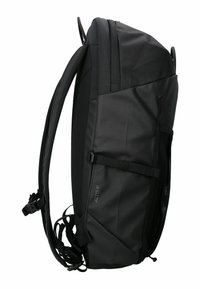Mochila negra con un diseño elegante, fabricada con un material duradero. Cuenta con una parte superior con cremallera, correas ajustables y un bolsillo de malla lateral.
