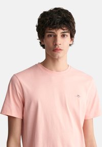 GANT SHIELD - T-shirt basic - bubbelgum pink