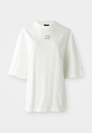 Witte katoenen t-shirt met korte mouwen, voorzien van verticale strepen en een goud geborduurd "23" in het midden. Ontwerp met een normale pasvorm.