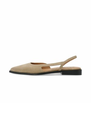 Ballerine plate slingback en suédine beige avec bout pointu, petit talon noir, côtés ouverts et une bride unique autour du talon.