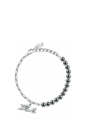 Silverkedjearmband med mörkgrå pärlor och en kristalldetalj i form av en hummer. Inkluderar en hummerlås för stängning.