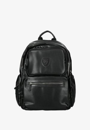 Zaino nero realizzato in materiale sintetico liscio, dotato di una tasca anteriore con zip, logo in rilievo e spallacci doppi.