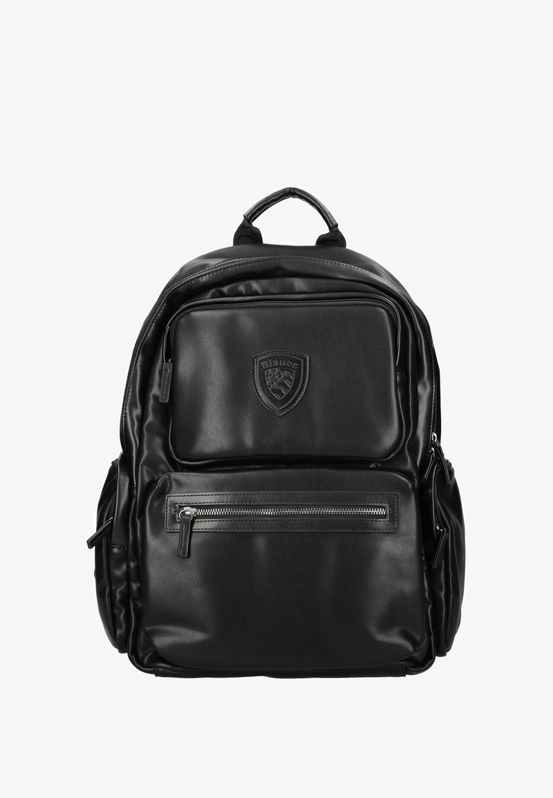 Zaino nero realizzato in materiale sintetico liscio, dotato di una tasca anteriore con zip, logo in rilievo e spallacci doppi.